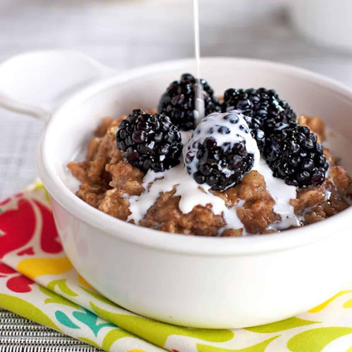 Blackberries and cream oats topped with honey and fresh blackberries.