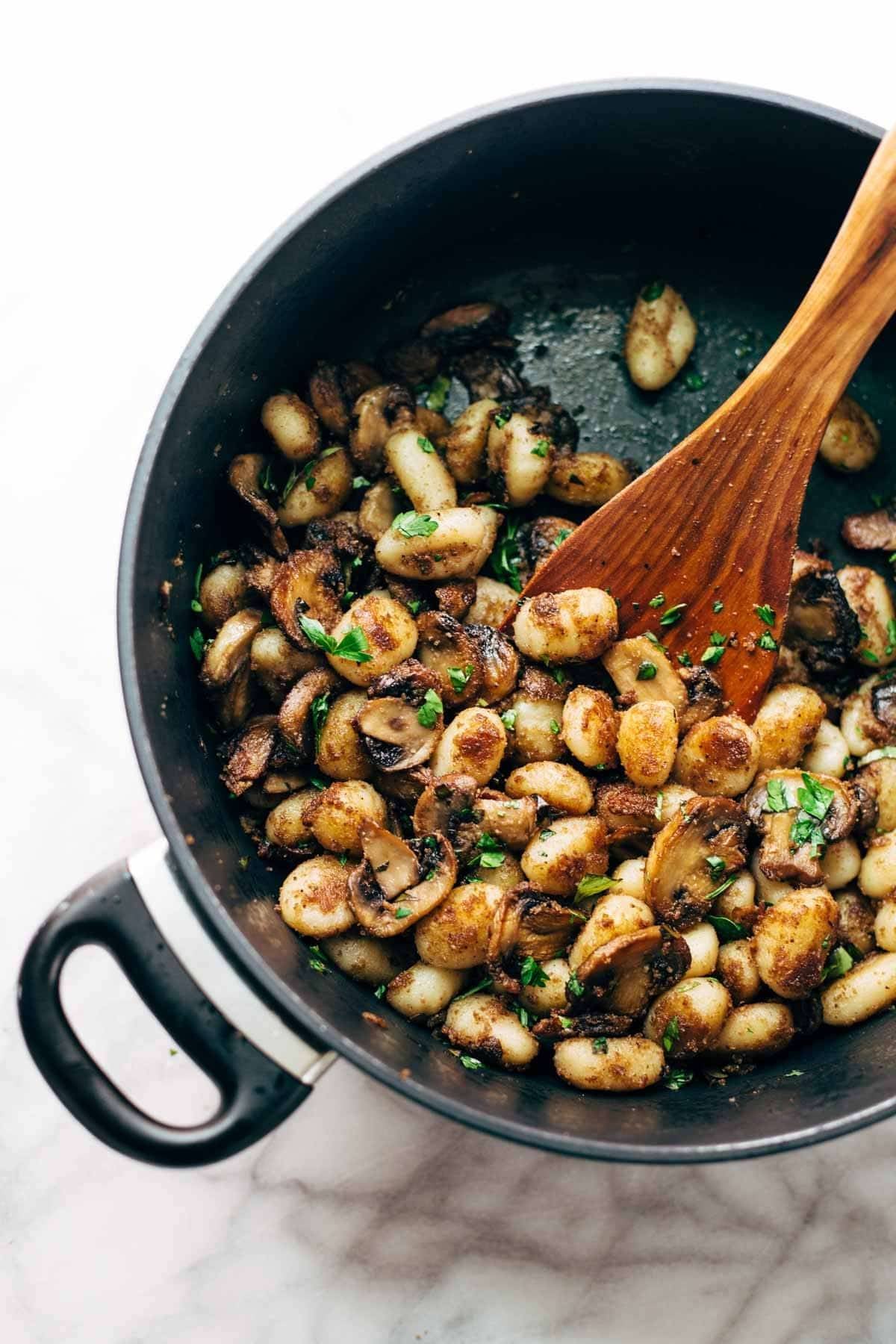 Mushroom Gnocchi with Walnut Pesto and Arugula - a vegetarian bowl that's made with familiar ingredients. Comes together in 30 minutes or less! | pinchofyum.com Mushroom Gnocchi with Walnut Pesto and Arugula - a vegetarian bowl that's made with familiar ingredients. Comes together in 30 minutes or less! | pinchofyum.com